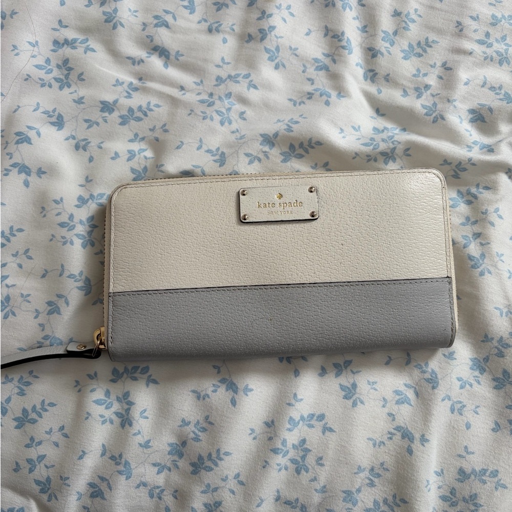 kate spade Two-Tone Zip Around Wallet in Cream & Light Gray